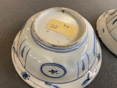 Vier Chinese blauw-witte kraakporseleinen klapmutskommen, Wanli — foto 5