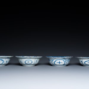 Vier Chinese blauw-witte kraakporseleinen klapmutskommen, Wanli — foto 5