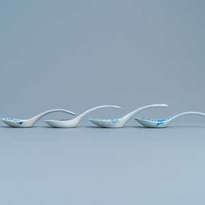 Vier Chinese blauw-witte lepels, 19/20e eeuw — foto 3