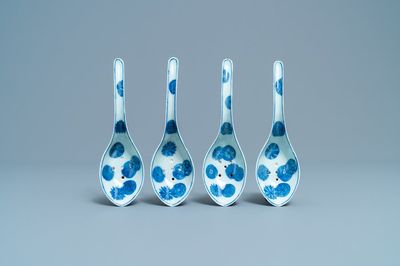 Vier Chinese blauw-witte lepels met gaatjes, 19/20e eeuw