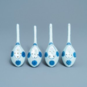Vier Chinese blauw-witte lepels met gaatjes, 19/20e eeuw — foto 2