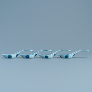 Vier Chinese blauw-witte lepels met gaatjes, 19/20e eeuw — foto 3