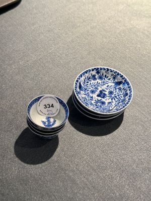 Vier Chinese blauw-witte miniatuur koppen en schotels, vlinder merk, Kangxi — foto 1