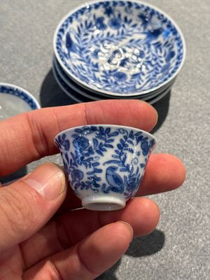 Vier Chinese blauw-witte miniatuur koppen en schotels, vlinder merk, Kangxi — foto 15