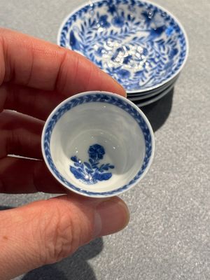 Vier Chinese blauw-witte miniatuur koppen en schotels, vlinder merk, Kangxi — foto 18