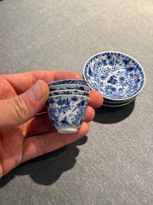 Vier Chinese blauw-witte miniatuur koppen en schotels, vlinder merk, Kangxi — foto 2