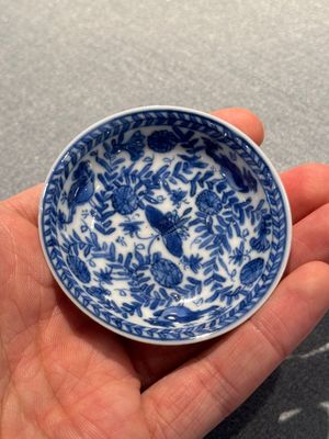 Vier Chinese blauw-witte miniatuur koppen en schotels, vlinder merk, Kangxi — foto 28