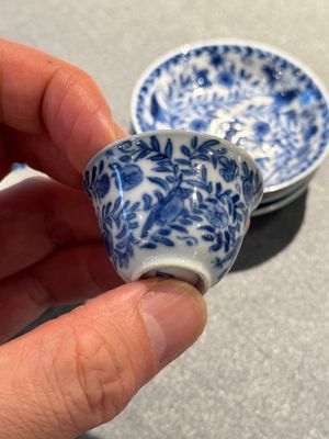 Vier Chinese blauw-witte miniatuur koppen en schotels, vlinder merk, Kangxi — foto 5