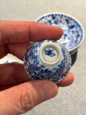 Vier Chinese blauw-witte miniatuur koppen en schotels, vlinder merk, Kangxi — foto 8
