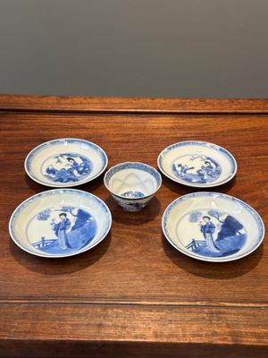 Vier Chinese blauw-witte schotels en een erotisch kopje, Kangxi — foto 1