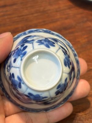 Vier Chinese blauw-witte schotels en een erotisch kopje, Kangxi — foto 11