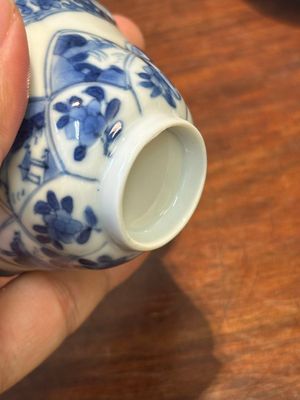 Vier Chinese blauw-witte schotels en een erotisch kopje, Kangxi — foto 13