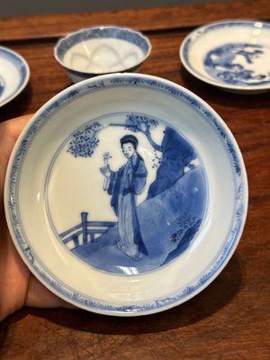 Vier Chinese blauw-witte schotels en een erotisch kopje, Kangxi — foto 14
