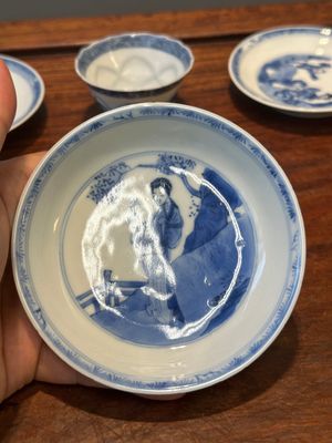Vier Chinese blauw-witte schotels en een erotisch kopje, Kangxi — foto 15