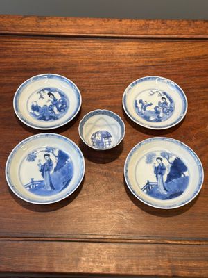 Vier Chinese blauw-witte schotels en een erotisch kopje, Kangxi — foto 2