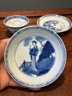 Vier Chinese blauw-witte schotels en een erotisch kopje, Kangxi — foto 21