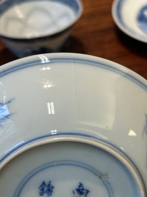 Vier Chinese blauw-witte schotels en een erotisch kopje, Kangxi — foto 23