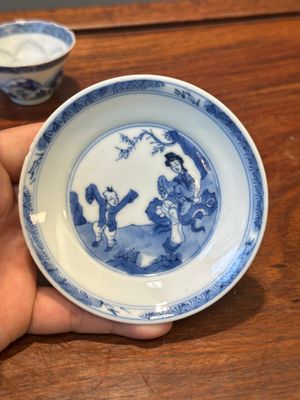Vier Chinese blauw-witte schotels en een erotisch kopje, Kangxi — foto 32