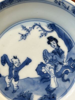 Vier Chinese blauw-witte schotels en een erotisch kopje, Kangxi — foto 34