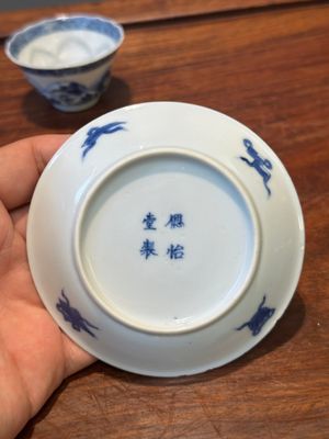 Vier Chinese blauw-witte schotels en een erotisch kopje, Kangxi — foto 35