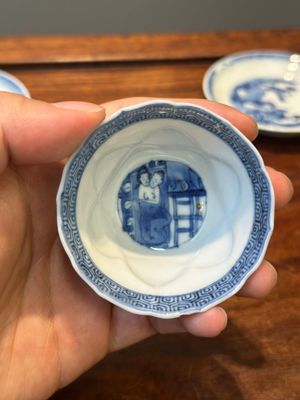 Vier Chinese blauw-witte schotels en een erotisch kopje, Kangxi — foto 4