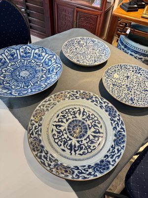 Vier Chinese blauw-witte schotels met floraal decor, Kangxi/Yongzheng — foto 1