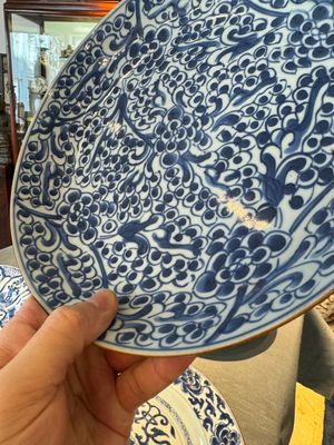 Vier Chinese blauw-witte schotels met floraal decor, Kangxi/Yongzheng — foto 18