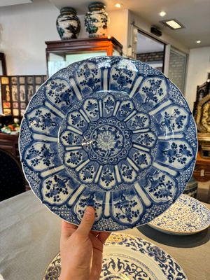 Vier Chinese blauw-witte schotels met floraal decor, Kangxi/Yongzheng — foto 20