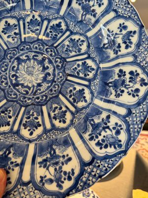 Vier Chinese blauw-witte schotels met floraal decor, Kangxi/Yongzheng — foto 21