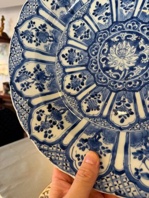 Vier Chinese blauw-witte schotels met floraal decor, Kangxi/Yongzheng — foto 22