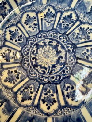 Vier Chinese blauw-witte schotels met floraal decor, Kangxi/Yongzheng — foto 23
