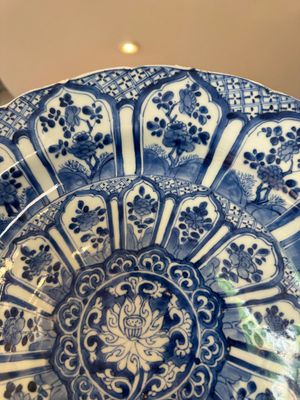 Vier Chinese blauw-witte schotels met floraal decor, Kangxi/Yongzheng — foto 24