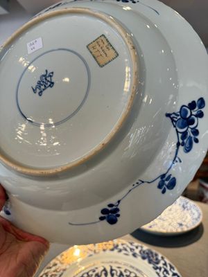 Vier Chinese blauw-witte schotels met floraal decor, Kangxi/Yongzheng — foto 26