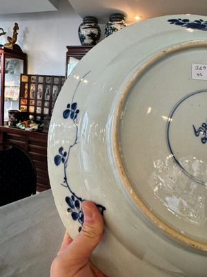 Vier Chinese blauw-witte schotels met floraal decor, Kangxi/Yongzheng — foto 27