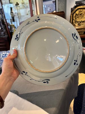 Vier Chinese blauw-witte schotels met floraal decor, Kangxi/Yongzheng — foto 6