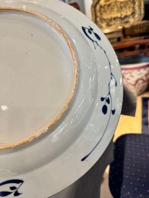 Vier Chinese blauw-witte schotels met floraal decor, Kangxi/Yongzheng — foto 9