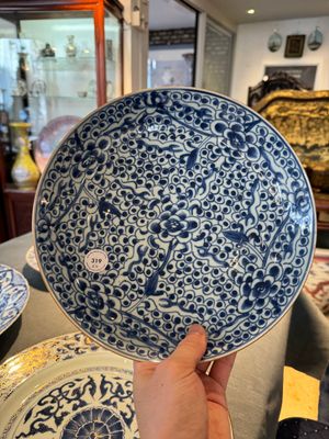 Vier Chinese blauw-witte schotels met floraal decor, Kangxi/Yongzheng — foto 10