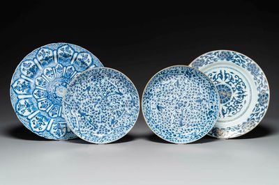 Vier Chinese blauw-witte schotels met floraal decor, Kangxi/Yongzheng