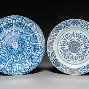 Vier Chinese blauw-witte schotels met floraal decor, Kangxi/Yongzheng — foto 4