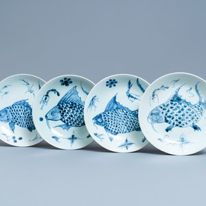 Vier Chinese blauw-witte schotels met karpers en garnalen, Dehua, 18/19e eeuw — foto 1