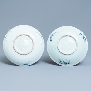 Vier Chinese blauw-witte schotels met karpers en garnalen, Dehua, 18/19e eeuw — foto 3