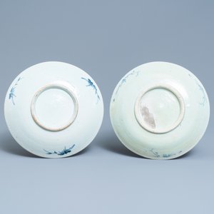Vier Chinese blauw-witte schotels met karpers en garnalen, Dehua, 18/19e eeuw — foto 5
