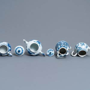 Vier Chinese blauw-witte theepotten met deksels, Kangxi — foto 6