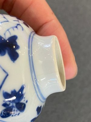 Vier Chinese blauw-witte vaasjes, Kangxi en later — foto 13
