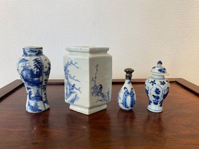 Vier Chinese blauw-witte vaasjes, Kangxi en later — foto 2