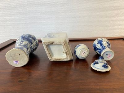 Vier Chinese blauw-witte vaasjes, Kangxi en later — foto 4