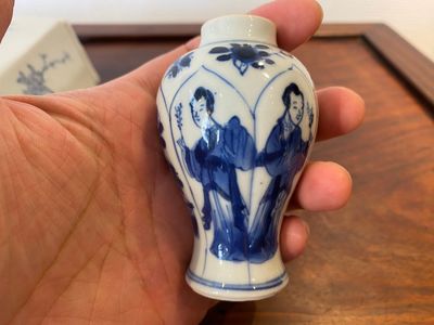 Vier Chinese blauw-witte vaasjes, Kangxi en later — foto 5