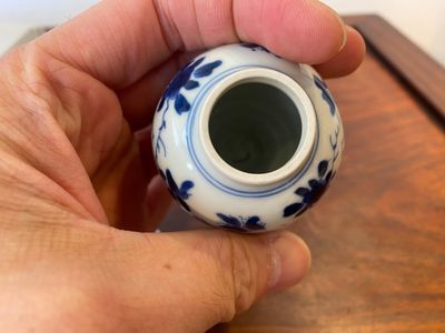 Vier Chinese blauw-witte vaasjes, Kangxi en later — foto 6