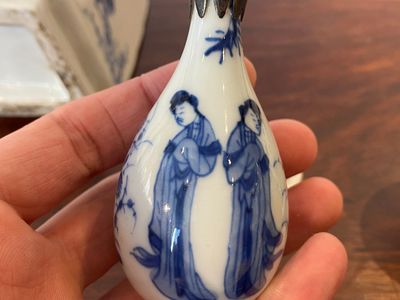Vier Chinese blauw-witte vaasjes, Kangxi en later — foto 8