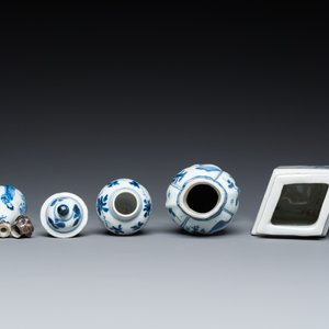Vier Chinese blauw-witte vaasjes, Kangxi en later — foto 6